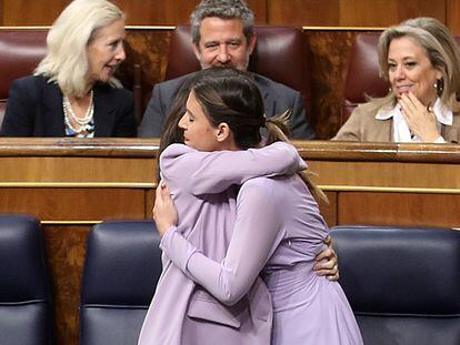 Las ministras Ione Belarra, a la izquierda, e Irene Montero (dcha.) se abrazan durante el pleno del Congreso, este jueves.