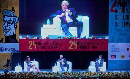 El premio Nobel de Literatura Mario Vargas Llosa junto a la escritora Patricia del Río y Sergio Ramírez durante la Feria Internacional del Libro de Lima.