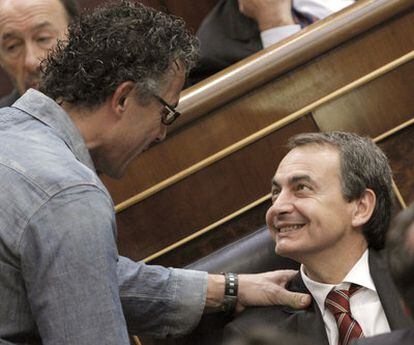Xabier Mikel Errekondo (Amaiur) saluda a José Luis Rodríguez Zapatero en el Congreso.