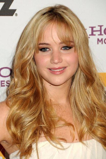 Jennifer Lawrence nació en 1990 en Kentucky (Estados Unidos) y comenzó su carrera trabajando en la televisión y en películas independientes. Al principio de su trayectoria (en la imagen, en 2010) lucía un pelo largo y rubio, casi siempre ondulado, que redondeaba sus rasgos de niña. Con el paso del tiempo, ha ido afianzándose en la industria hollywoodiense a la vez que probaba sin miedo distintos cambios de 'look'. Los repasamos en imágenes.