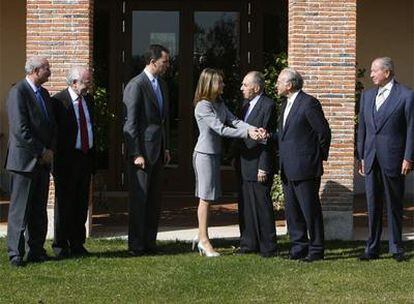 Desde la izquierda, los presidentes de la Cámara de Comercio de Girona, Domènec Espadalé; de Caixa Girona, Arcadi Calzada; los príncipes de Asturias; el presidente de la Fundación Gala-Salvador Dalí, Raimon Boixadós; el de La Caixa, Isidre Fainé, y el consejero de la Fundación Príncipe de Girona, Leopoldo Rodés.