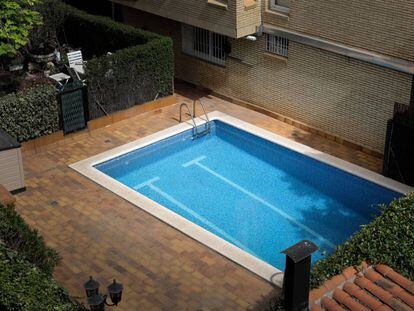 Una piscina en una urbanització del Baix Llobregat. 