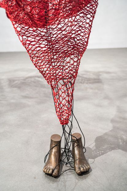 Los pies metálicos que forman parte de la obra “Fuera de mi cuerpo” de Chiharu Shiota.