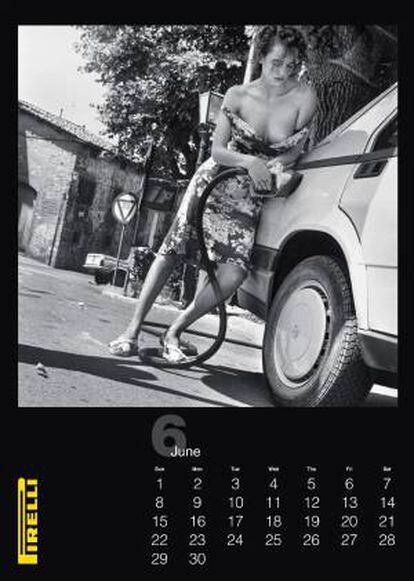 Fotografía sin fechar facilitada por la oficina de prensa del Calendario Pirelli hoy, jueves 21 de noviembre de 2013, de la página del calendario correspondiente al mes de junio, tomada por el difunto fotógrafo germano-australiano Helmut Newton.