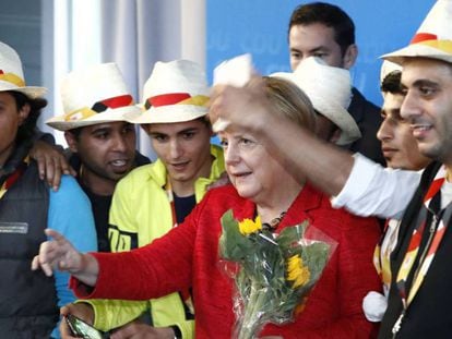 La canciller alemana, Angela Merkel, posa con un grupo de refugiados tras un mitin en Schwerin, al este de Alemania.