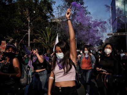 Un grupo de mujeres participa en una marcha en Ciudad de México, en noviembre de 2021, para protestar contra la violencia hacia la mujer.