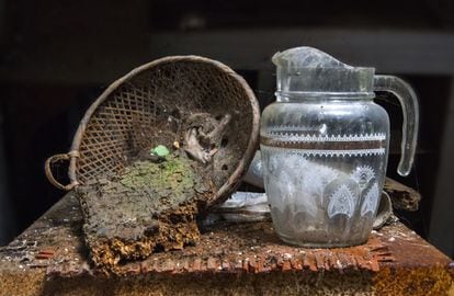 Entre los restos de las casas aún quedan pequeños utensilios diarios que conservan también su particular belleza.