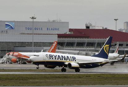 Un avió de Ryanair s'enlaira de l'aeroport de Tolosa de Llenguadoc-Blagnac.