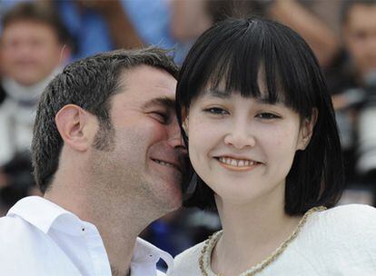 Los actores Sergi López y Rinko Kikuchi, ayer en Cannes.