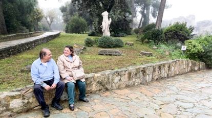 Rosario y su pareja, Antonio, en las ruinas romanas de Itálica, en Sevilla, donde él trabaja como jardinero.