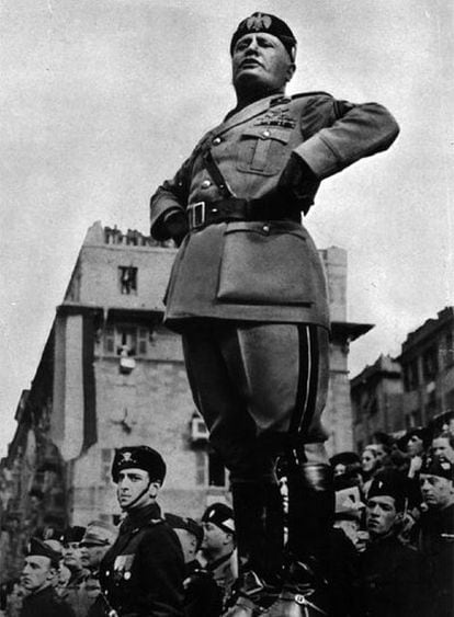 Benito Mussolini se dirige a la multitud en 1938.