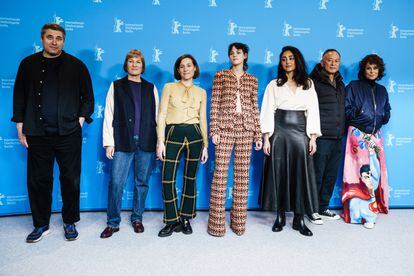 El jurado de la Berlinale: desde la izquierda Radu Jude, Valeska Grisebach, Carla Simón, Kristen Stewart, Golshifteh Farahani, Johnnie To y Francine Maisler.