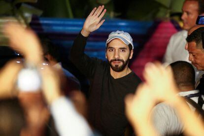 Nayib Bukele saluda a sus seguidores durante un mitin en la zona de Mejicanos, en San Salvador, en febrero de 2023. 