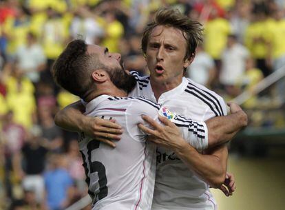 Luka Modric se abraza a su compa&ntilde;ero equipo Daniel Carvajal para festejar su gol contra el Villareal.