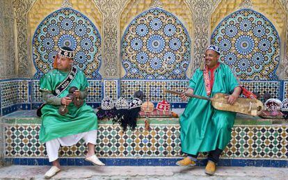 Dos músicos con instrumentos tradicionales en la Kasbah de Tánger (Marruecos).