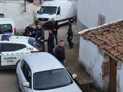 Bernardo Montoya es conducido por la Guardia Civil a su domicilio en El Campillo.
