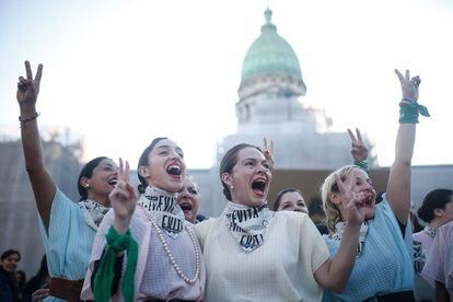 Integrantes de la agrupación Comando Evita se reúnen frente al Congreso argentino, en Buenos Aires, para celebrar el 72º aniversario de la ley de sufragio femenino, conocida como Ley Evita, en referencia a Eva Duarte, célebre esposa de Juan Domingo Perón, presidente del país aquel 23 de septiembre de 1947.