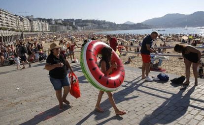 Miles de bañistas abarrotan este lunes la playa de La Concha, en San Sebastián.