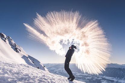 La sublimación inversa es el proceso por el que un cuerpo cambia de estado gaseoso a sólido sin pasar por el estado líquido, como ocurre con la nieve o la escarcha cuando el vapor de agua presente en el aire se enfría por debajo del punto de congelación. También puede servir para crear asombrosas fotografías. La imagen de la derecha se tomó el pasado 14 de febrero, al amanecer, en la cima del Hafelekarspitze, en los Alpes austriacos, a 2.256 metros de altitud y 23 grados bajo cero. El fotógrafo empleó una velocidad de obturación de 1/2.500 de segundo con diafragma F4 y un objetivo de 16 milímetros de distancia focal. Y un termo con agua caliente. “Habíamos construido un iglú para pasar la noche, pero hacía tanto frío que tuvimos que refugiarnos en la estación del Nordkette <a href="https://www.nordkette.com/en/" target="_blank">(www.­nord­kette.com)</a>, el funicu­lar que lleva del centro de Innsbruck a la cumbre de la montaña. Al amanecer, pusimos a hervir agua para hacer té. Yo disparé la cámara desde el suelo mientras un amigo lanzaba agua muy caliente y vapor a contraluz”.
