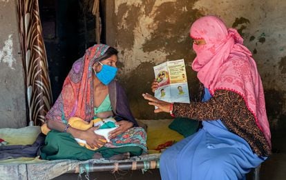 Una activista explica los beneficios de la Lactancia materna a una madre en una zona rural de Jethana, en el noroeste de India, en una imagen cedida por el Fondo de Naciones Unidas para la Infancia (UNICEF). 