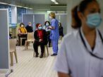 Melun (France), 08/02/2021.- A member of the medical staff speaks to patients that were vaccinated or with the AstraZeneca-Oxford Covid-19 vaccine or with the Pfizer-BioNTech Covid-19 vaccine at the South Ile-de-France Hospital Group (Groupe Hospitalier Sud Ile-de-France), in Melun, on the outskirts of Paris, 08 February 2021. The top French medical authority (Haute autorite de Sante) has approved the vaccine AstraZeneca-Oxford for use in France, but only for people under 65, echoing decisions made in Sweden, Germany, Belgium and Switzerland over concerns about a lack of data on the effectiveness of the vaccine for over 65s. (Bélgica, Francia, Alemania, Suecia, Suiza) EFE/EPA/THOMAS SAMSON / POOL MAXPPP OUT