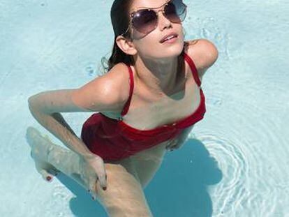 Kaia Gerber, hija de Cindy Crawford, es la nueva imagen de la línea de gafas de sol de Miu Miu.