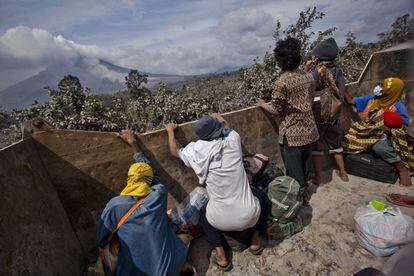 En 2010, más de 350 personas murieron después de una serie de erupciones del volcán Merapi, en la isla de Java, al este de Sumatra. En la imagen, interior del camión donde serán evacuados aldeanos de Payung (Sumatra).