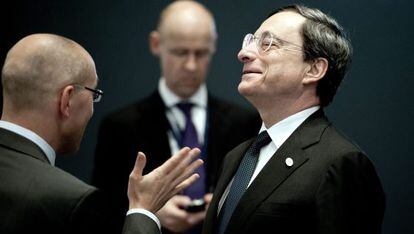 El presidente del BCE, Mario Draghi, conversa con un miembro del comité ejecutivo del banco.