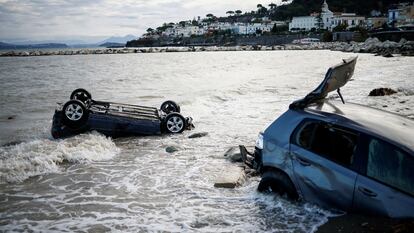 Coches arrastrados por el corrimiento de tierra en la isla italiana de Ischia, el domingo.