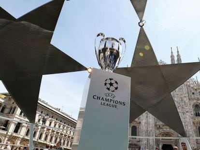 El trofeo de la Liga de Campeones, expuesto ayer en la plaza del Duomo en Mil&aacute;n.