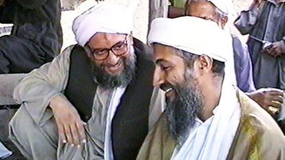 Ayman Al Zawahiri (izquierda) con Osama Bin Laden, en 1998 en Afganistán.