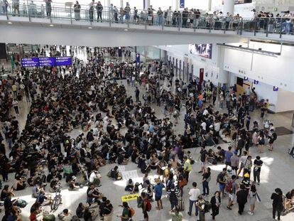 Manifestantes hongkoneses han organizado una sentada este viernes en la sala de llegadas del aeropuerto de esta isla.AP. Atlas