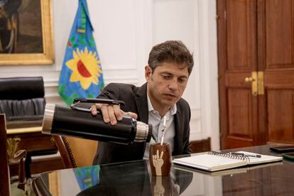 Axel Kicillof bebe mate en su despacho, en La Plata. 