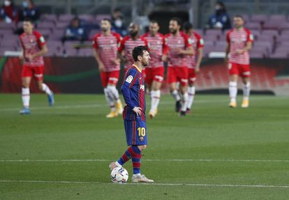 Leo Messi, en el centro del campo tras encajar el segundo gol del Granada.