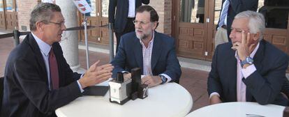 Gallardón, Rajoy y Arenas, en una reunión del Comité de Dirección del partido en Toledo para ultimar los detalles de la estrategia electoral del PP.