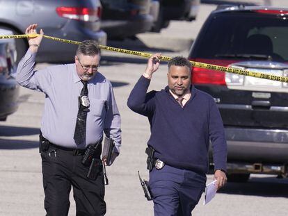 Los detectives trabajan en la escena en la que dispararon a varias personas en las instalaciones de FedEx Ground la madrugada del viernes 16 de abril en Indianápolis.