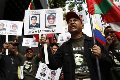 Un grupo de apoyo a Cubillas exhibe ante la Fiscalía de Venezuela carteles contra la tortura.
