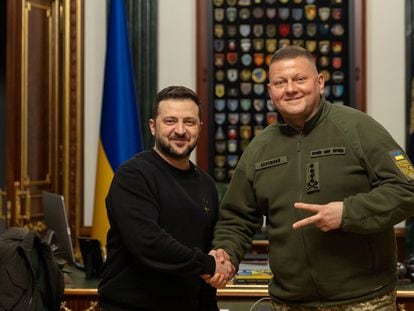 El presidente de Ucrania, Volodímir Zelenski, y el general Valeri Zaluzhni se dan la mano en el encuentro celebrado en Kiev este jueves.