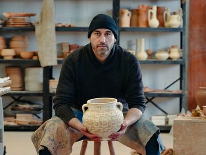 El ceramista Néstor Pablo Roldán posa en su taller.