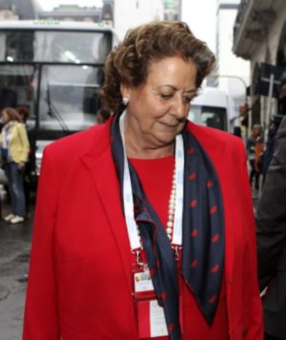 La alcaldesa de Valencia, Rita Barberá, a su llegada al Hotel NH de Buenos Aires tras conocer la eliminación de Madrid.