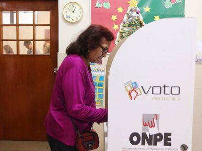 Una mujer vota, el domingo, en la consulta sobre los cambios constitucionales.