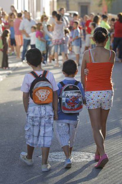 Varios alumnos a su llegada a un colegio de Sevilla.