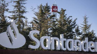 Entrada de la sede del Banco Santander, en Madrid.