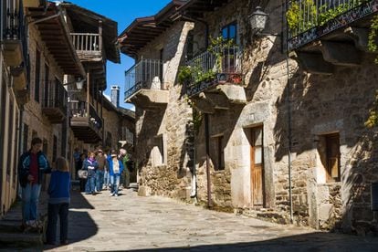 Con unos 1.523 habitantes, Puebla de Sanabria se encuentra en el noroeste de Zamora, cerca de Galicia, Portugal y León. Aunque su casco urbano ha sufrido notables modificaciones que lo han afeado, el epicentro del pueblo sobre la loma, dominada por el rotundo y sólido castillo de los Condes de Benavente (entre los siglos XV al XVII), mantiene el encanto de su pasado (hoy enclave del Camino de Santiago por la Vía de la Plata). A la fortaleza se unen, en la plaza mayor, la iglesia de Santa María del Azogue (entre los siglos XII y XVIII) y el ayuntamiento. Destacan las calles con flores y los corredores de madera, la ermita de San Cayetano y el Museo de Gigantes y Cabezudos.