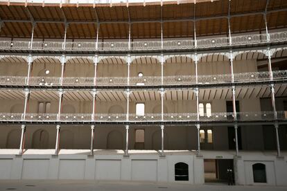 Balcones del frontón Beti Jai en Madrid el 19 de julio de 2023.