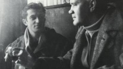 Juan Goytisolo, a la izquierda, con Jean Genet en Ámsterdam, en 1958.