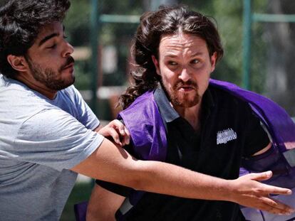 El candidato de Unidos Podemos, Pablo Iglesias, juega un partido de baloncesto en la Ciudad Universitaria de Madrid, en la jornada de reflexión.