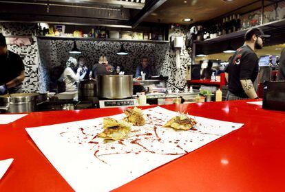 La barra de StreetXo, en Madrid, ofrece cocina callejera con técnicas de alta cocina.