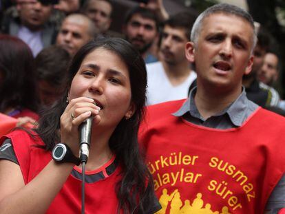 Ibrahim Gökçek y otros miembros de la formación en una protesta en 2015.