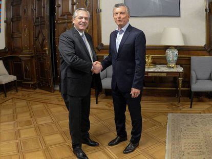 Alberto Fernández, izquierda, y Mauricio Macri, en el encuentro que tuvieron tras las elecciones en Argentina. 
